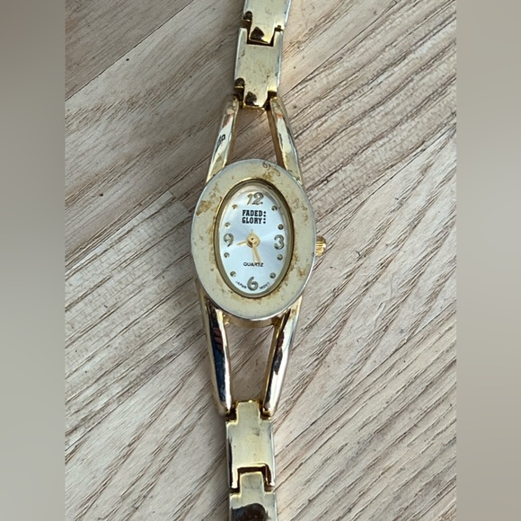 Faded Glory Ladies Watch Vintage Gold Tone Bracelet Silver Dial - Picture 4 of 10